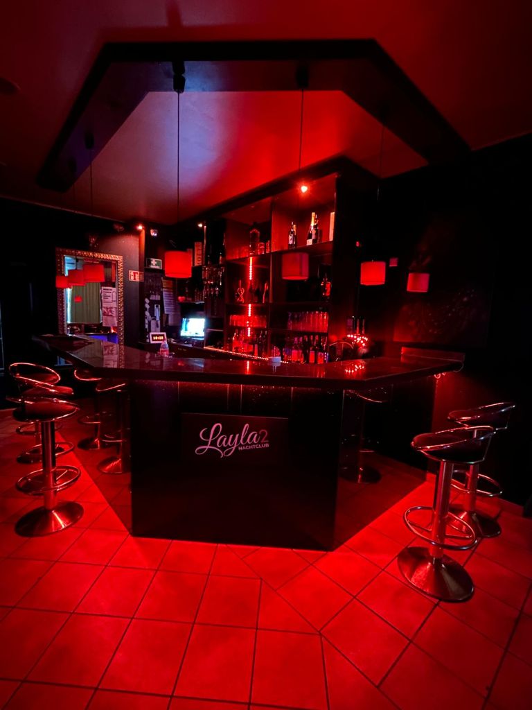 Layla 2 – Bar mit rotem Licht