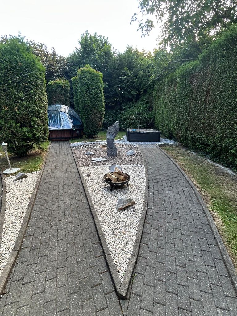 Layla 2 – Gartenweg mit Pool